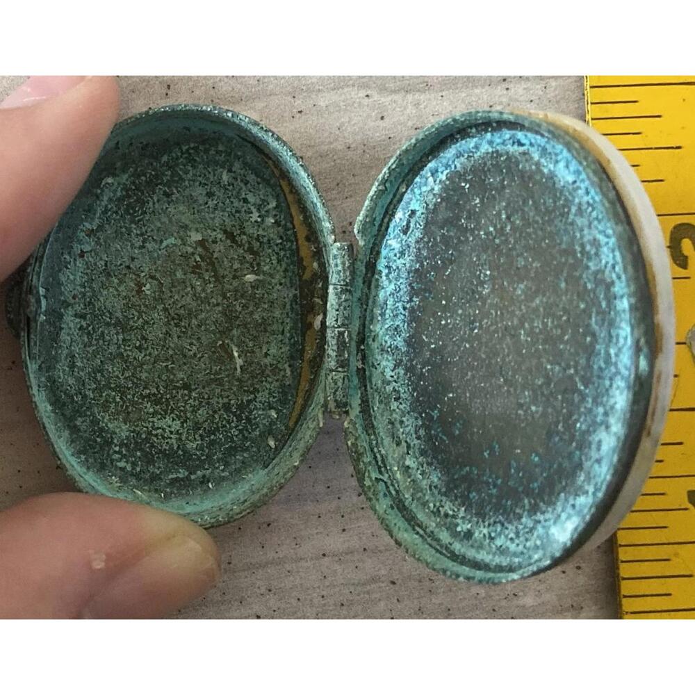 Vintage Trinket Pill Box Oval Tin Renaissance Vtg Box - Picture 7 of 7
